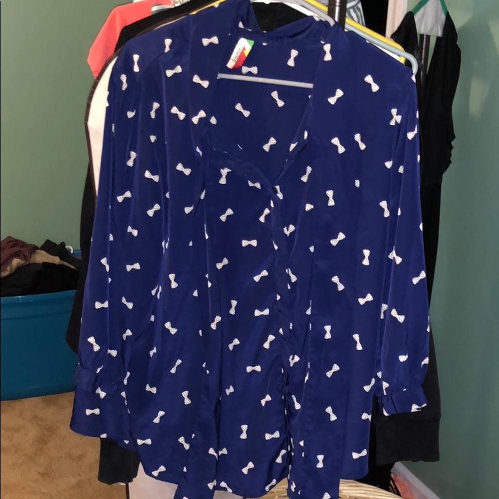 Bow blouse with tie in front